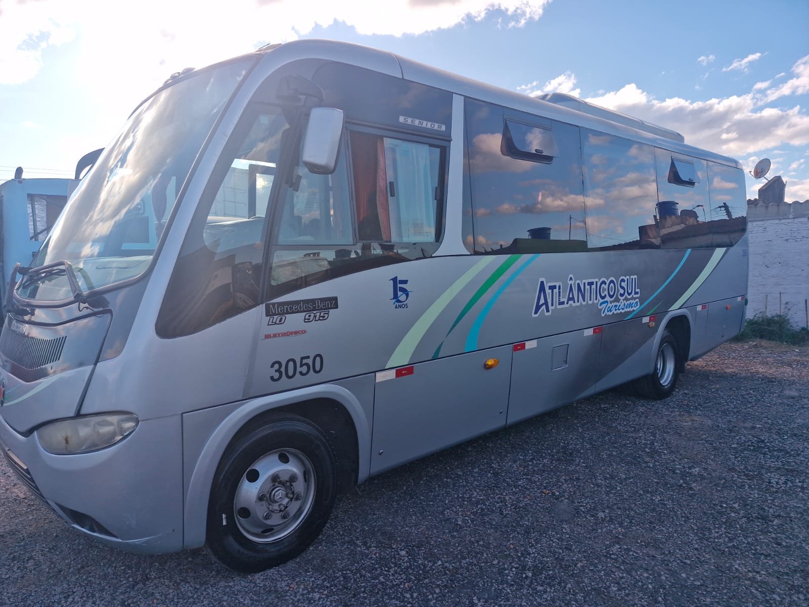 Veículo da Atlântico Sul Turismo com capacidade para 24 passageiros