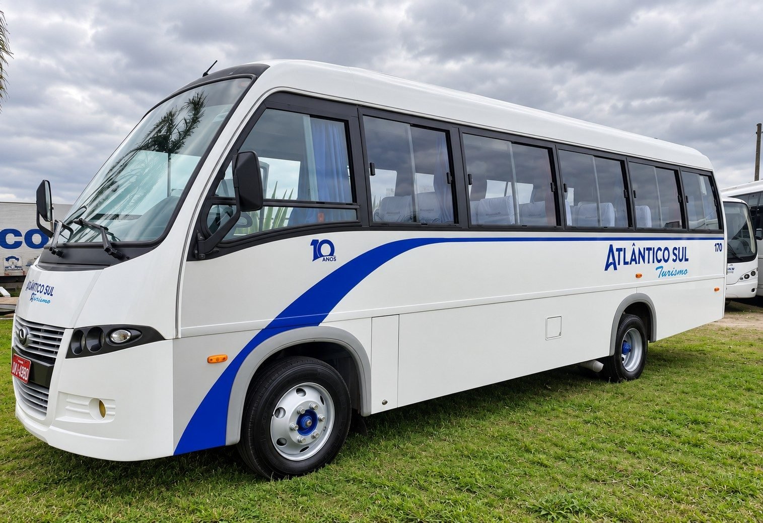 Veículo da Atlântico Sul Turismo com capacidade para 28 passageiros