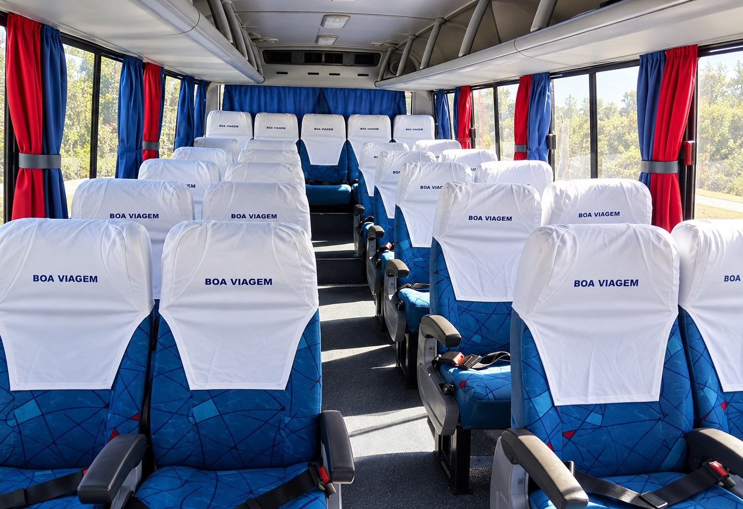 Interior do veículo de 28 lugares da Atlântico Sul Turismo com poltronas reclináveis