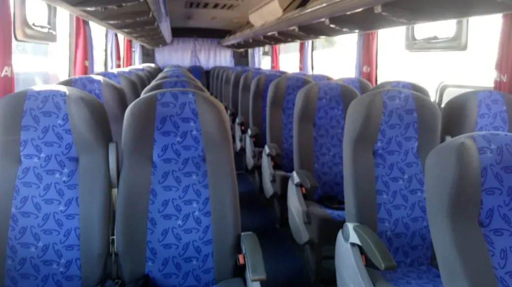 Interior de ônibus rodoviário da Atlântico Sul Turismo